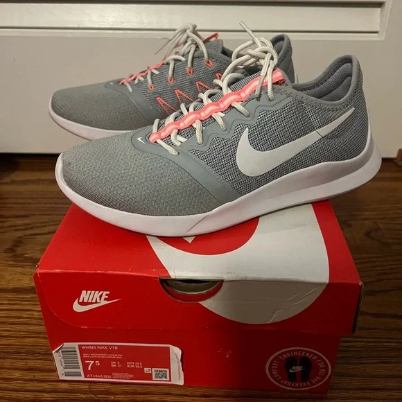 Womens grey and white Nike VTR sneakers - Picture 3 of 6